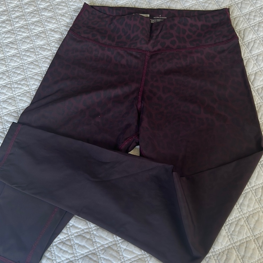 Via Active Leopard Print leggings - Size S
